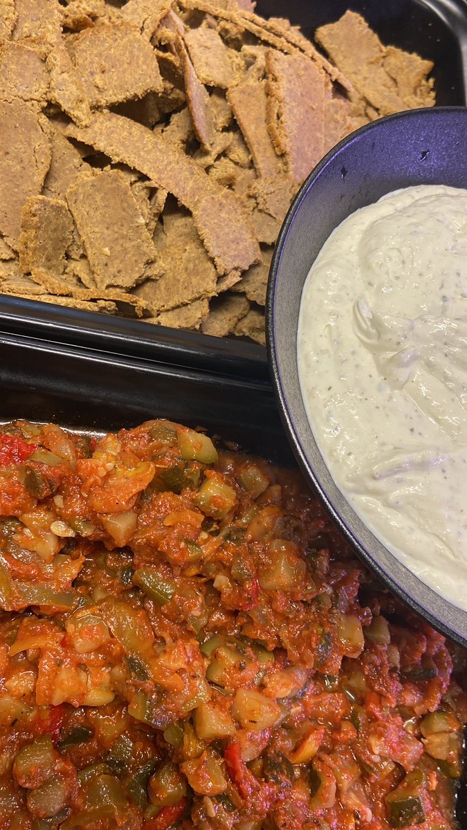 Päivän Keto/LCHF lounas: Oma lammaskebab, kesäkurpitsaragu ja valkosipulikastike. Lihan alkuperä: Satulamäen lammastila/Suonenjoki #tiedämitäsyöt #lähiruoka #keto #lchf