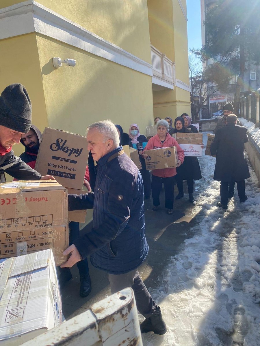 Üretilen gıda ve diğer yardım ürünlerini bölgeye gidecek yardım tırına ulaştırdık.
Ancak ivedi olarak gıda ihtiyacı vardır.
Ramazan kolısi şeklinde olabilir .
Öğle sonu gidecek olan gıda tırına elimizden ,elinizden geldiği kadar destek bekliyoruz. 
#geçmişolsunTürkiye