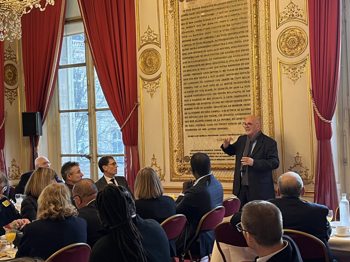 Échanges passionnants au Sénat entre les élus locaux et Gérard Delmas <a href="/GerardDELMAS1/">Gerard DELMAS</a>, Président de la Chambre de commerce et d'industrie du Val-de-Marne <a href="/CCI94/">CCI Val-de-Marne</a>, acteur incontournable de notre département !
