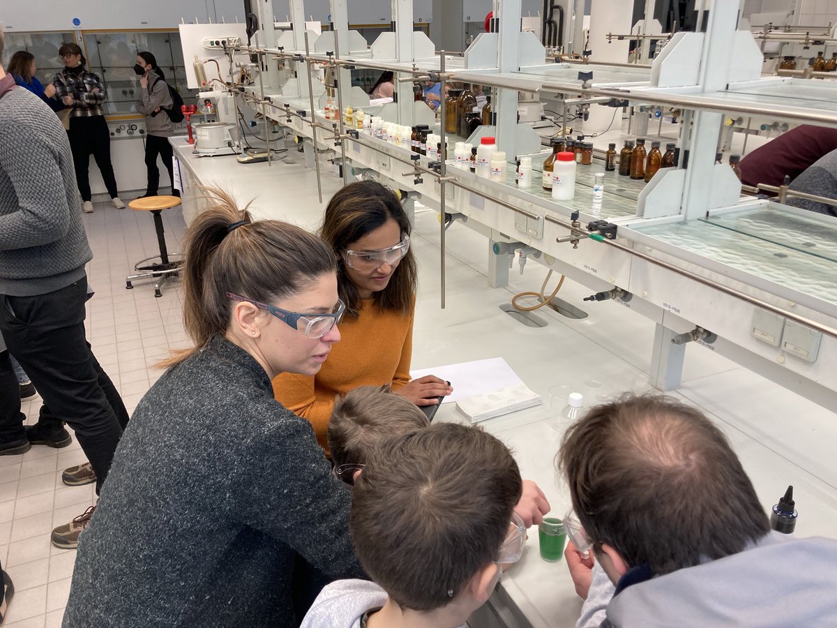 Outreach day!! Welcoming a school class at <a href="/tu_wien/">TU Wien</a> to show them some cool and colourful chemistry!