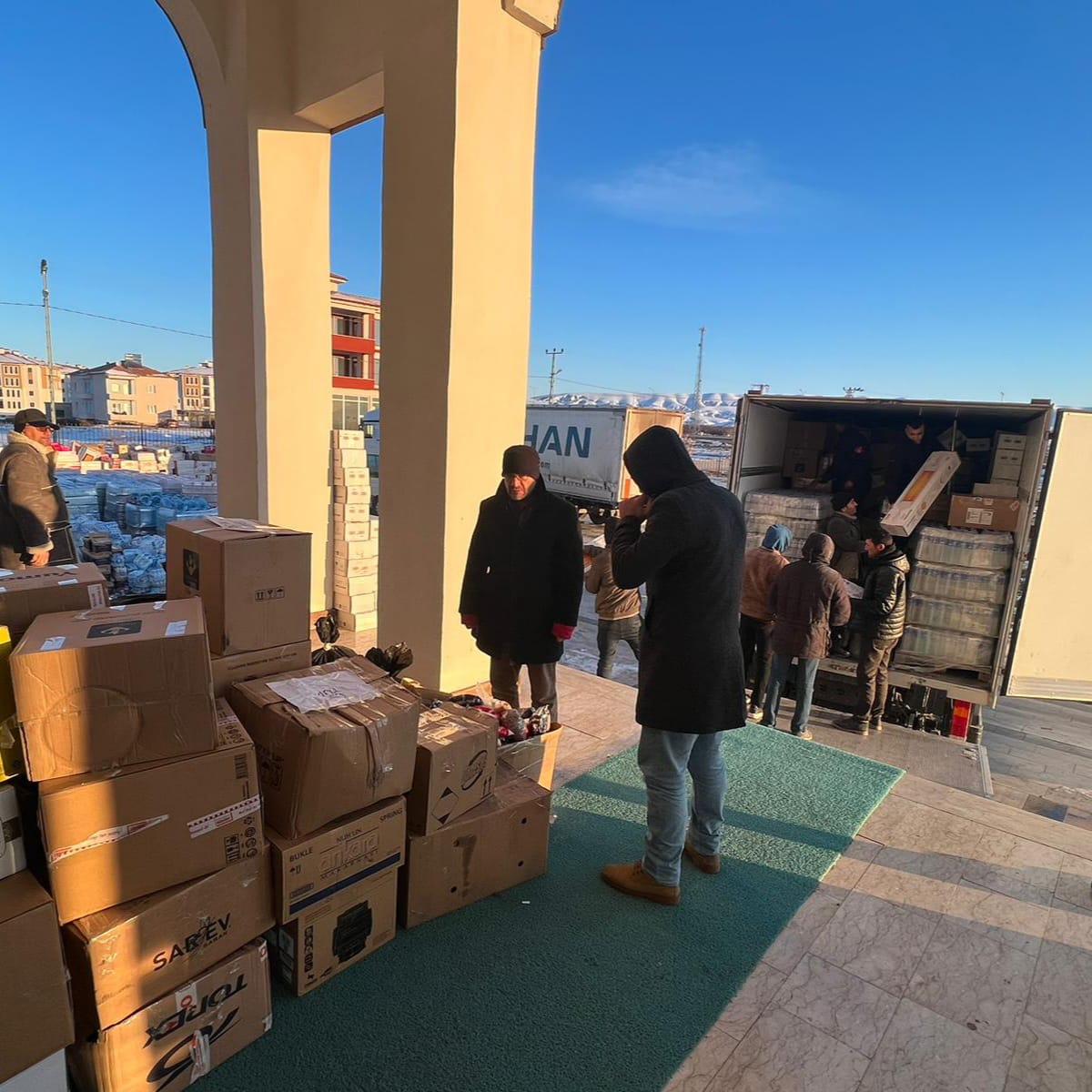 Depremin ilk günü başlattığımız yardım faaliyetlerimiz, personelimiz ve öğrencilerimizin özverili çalışmalarıyla devam ediyor. Yeni araçlarımız Malatyalı kardeşlerimize ulaştı. Yaralarımızı hep birlikte saracağız. Teşekkürler Eskişehir.

#AnadoluÜniversitesi #GeçmişOlsunTürkiye