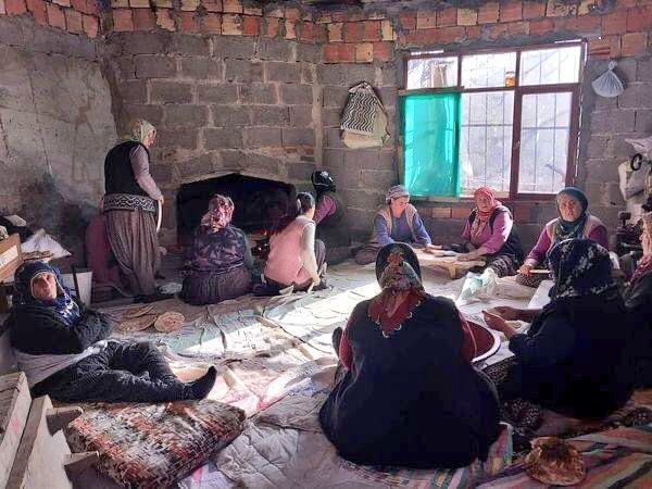 visitmersin's tweet photo. 📢 Mersin'in yaylalarında ve köylerinde bir araya gelen Yörük kadınlar, depremin ilk gününden bu yana deprem bölgesine gönderilmek üzere sıkma, bazlama, ekmek yapıyorlar. https://t.co/nO5yW3EBaw