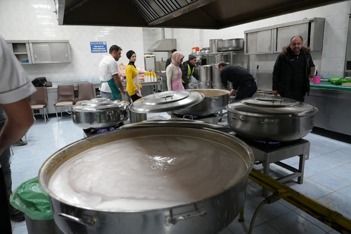 Kazanlarımız #Depremden etkilenen vatandaşlarımız için kaynıyor 🍜 

Her gün toplamda 1️⃣6️⃣8️⃣.0️⃣0️⃣0️⃣ vatandaşımızın yemek ihtiyacını 

2️⃣4️⃣ saat boyunca karşılıyoruz. 🥘 

#Diyarbakır #deprem