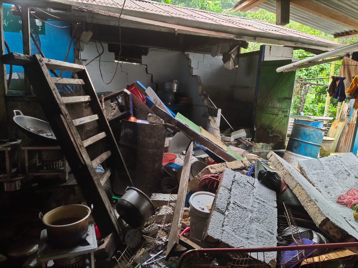 BNPB_Indonesia's tweet photo. Sebanyak empat warga meninggal dunia setelah terdampak gempabumi 5.4 SR yang terjadi di Kota Jayapura, Papua, Kamis (9/2). Kepala Pelaksana BPBD Kota Jayapura Asep Khalid menjelaskan bahwa keempat korban ditemukan dari puing bangunan cafetaria yang roboh oleh guncangan gempabumi. https://t.co/h5XTe98woD