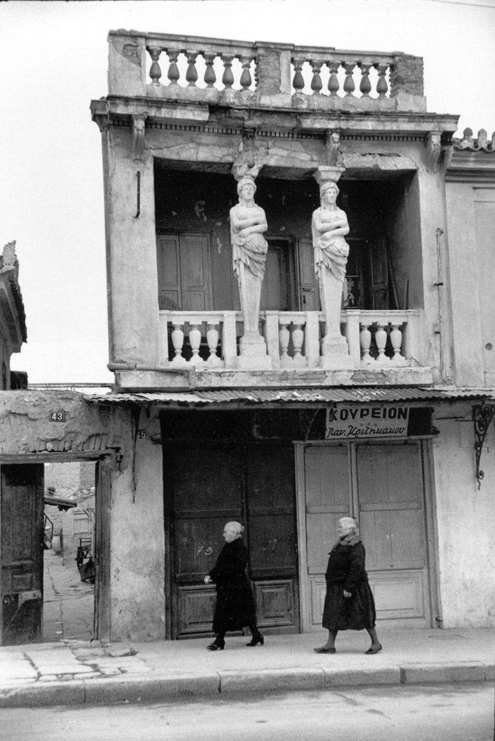 artribune's tweet photo. #fotodelgiorno: La casa con le cariatidi
Via Aghion Asomaton 45, Atene, una casa neoclassica di fine'800, fotografata da Henri Cartier Bresson nel 1954 https://t.co/Li64mwFUeW