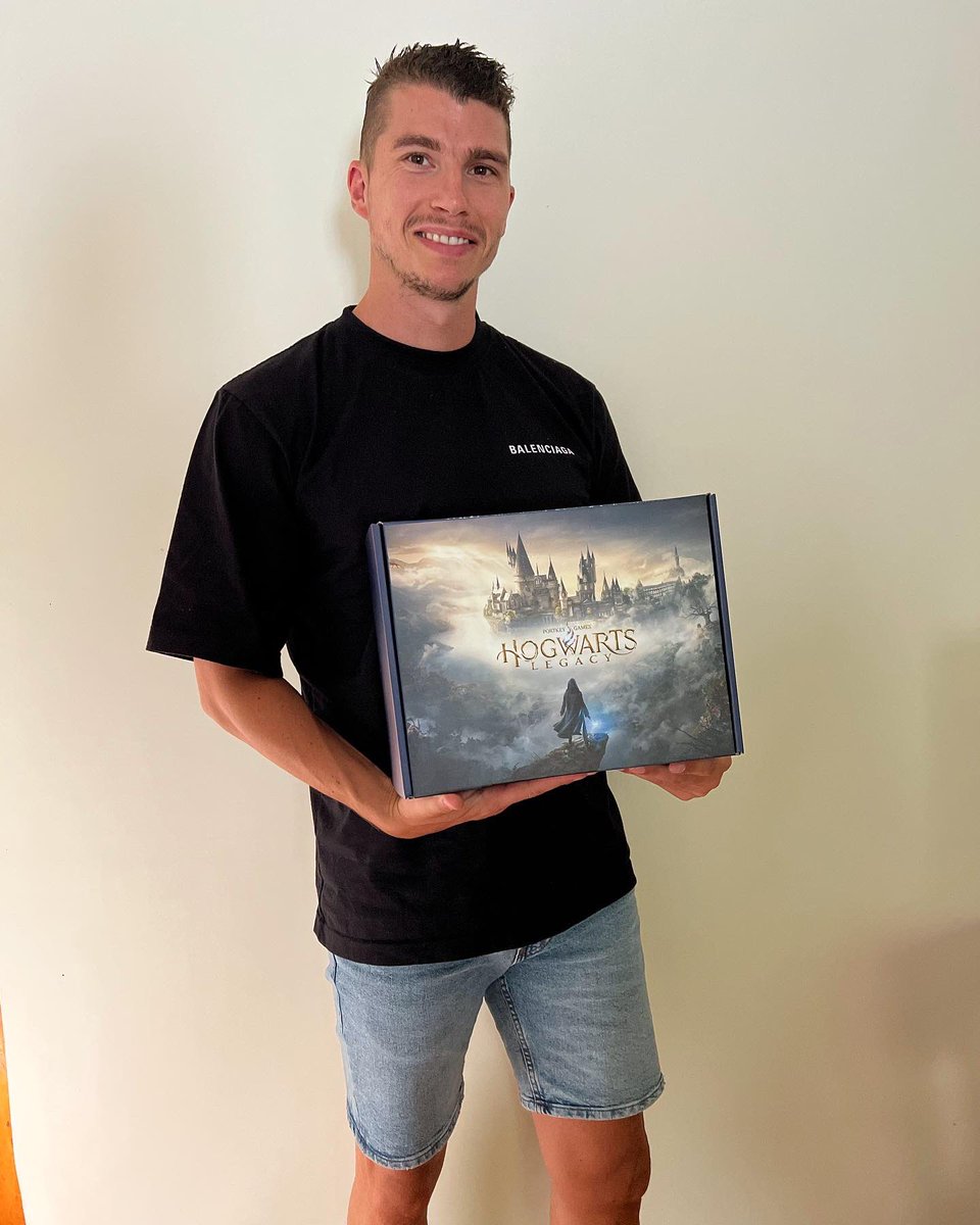 mitchaustin10's tweet photo. Hogwarts letter came 🦉😍 

Who else is playing? 

Thank you legends! @WBGamesANZ 
@HogwartsLegacy 

#HogwartLegacy https://t.co/tELYIA1D55