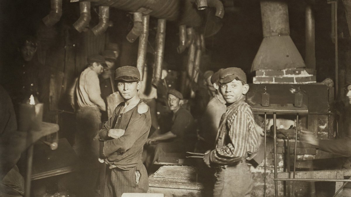 Il #9febbraio 1886 la Camera approva il disegno di legge "Disposizioni sul #lavoro dei #fanciulli" (approvato dal Senato il 22 dicembre 1885): è la legge 3657/1886 che vieta il lavoro prima dei 9 anni di età, 10 se in miniera o nelle cave
#StoriadItalia