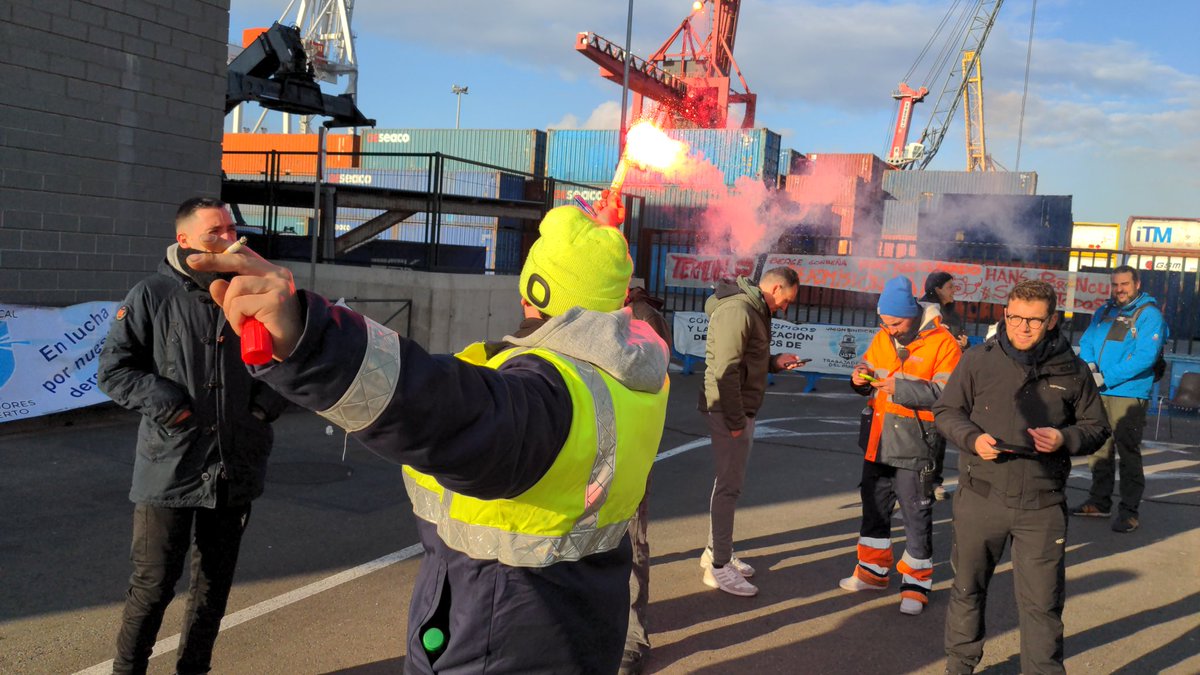 agusti_rueda's tweet photo. Moral alta en el quart dia de vaga a Portnou-Bergé. Es manté el seguiment de l'aturada per part de la totalitat de la plantilla i la paralització de l'activitat a la terminal. La solució del conflicte està en mans de la direcció: READMISSIÓ IMMEDIATA de tots els acomiadats. https://t.co/BcLOmHA5ED