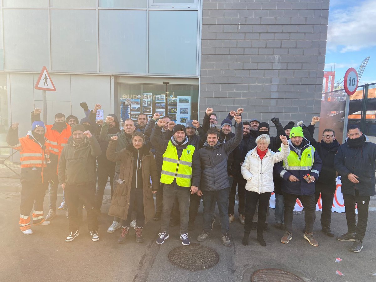 Moral alta en el quart dia de vaga a Portnou-Bergé. Es manté el seguiment de l'aturada per part de la totalitat de la plantilla i la paralització de l'activitat a la terminal. La solució del conflicte està en mans de la direcció: READMISSIÓ IMMEDIATA de tots els acomiadats.