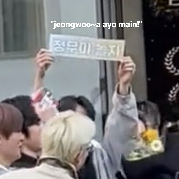 treasuremenfess's tweet photo. TEUME! BACA DEH 🥹😭🤍

terharu sekaligus bangga sama pencapaian jeongwoo! anak pintar anak kesayangan kita udah lulus SMA :( kekeluargaan treasure juga erat banget 🥹 happy graduation park jeongwoo 🐺🫶 
 https://t.co/7qrsdffVJl