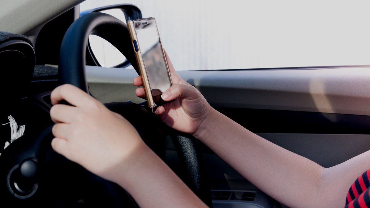savelifeindia's tweet photo. Who knew phones could kill?

The @WHO categorises #DriverDistraction as a key risk factor for #RoadCrashes. As per @Morthindia, 2,982 road crash fatalities were registered in 2021 due to the usage of #mobile phones while driving. (1/2) https://t.co/7BKR9G4KwA