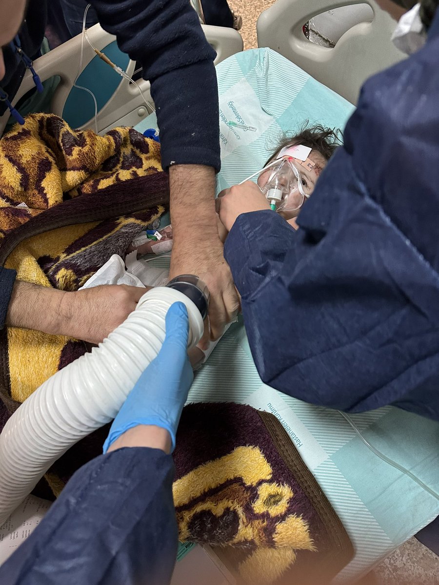 Minik bebeğimiz 76. Saatte göçük altından çıkarıldı.Genel durumu iyi.takip ediyoruz