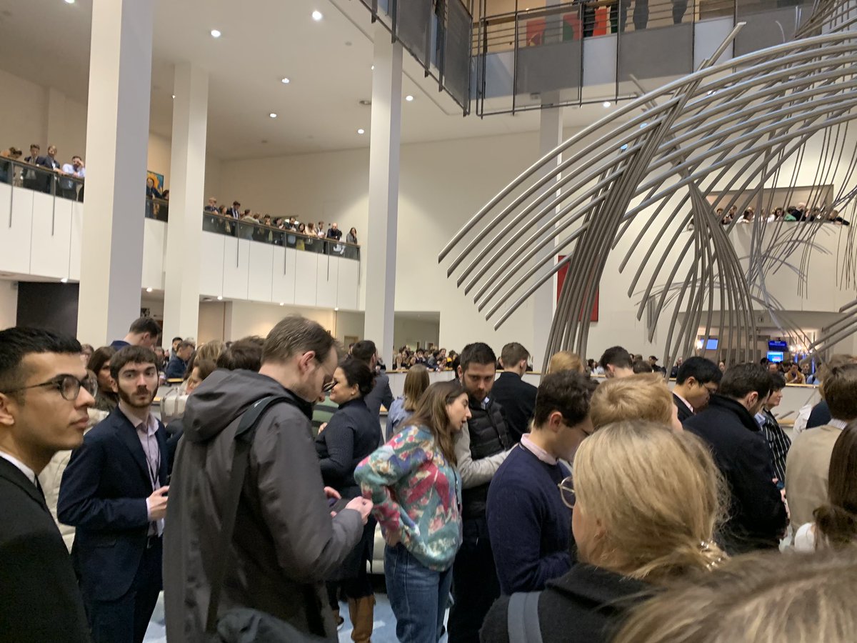 Warten auf <a href="/ZelenskyyUa/">Volodymyr Zelenskyy / Володимир Зеленський</a> selten war der Andrang so groß. #Ukraine #EU <a href="/Europarl_EN/">European Parliament</a> #EUCO