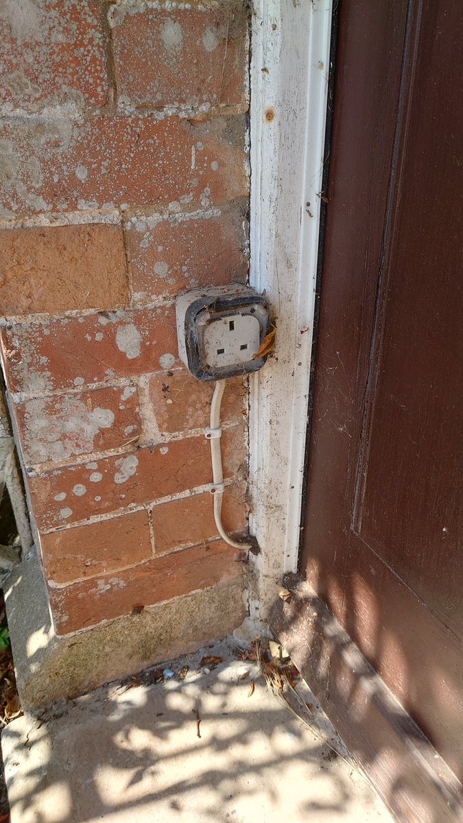 It was probably IP rated at some point... 🙄

#DIWhy #electricians #sparkslife