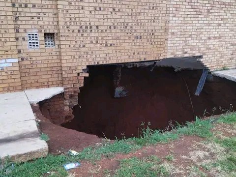 MsyzaWana's tweet photo. Sinkholes are still an issue in khutsong,
Pictures below are taken this morning at Relebogile Secondary school in khutsong
@Lesufi 
@DBE_SA 
@City_Press 
@EFFSouthAfrica https://t.co/NRJgDybOi1