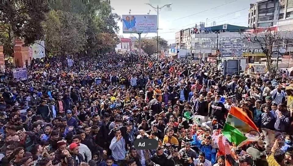 सोचिये और बार-बार सोचिये...
क्यों बार-बार ये नौबत आ रही है...
एक के बाद एक पेपर लीक...
पेपर लीक होने के बाद सरकार जैसा 'एक्शन' दिखाती है वैसी तत्परता और सतर्कता पेपर होने से पहले क्यों नहीं? कानून जब आये तब, पर तबतक क्या? #Uttarakhand 
#जाँच_नहीं_परीक्षा_नहीं #स्वच्छ_UKPSC_अभियान