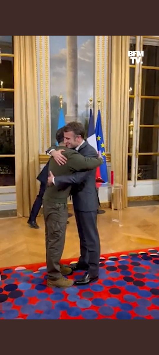 adia66's tweet photo. Certains applaudissent #Quatennens , nous on applaudit #Zelensky. Chacun son héro https://t.co/5n14S1eZ6o