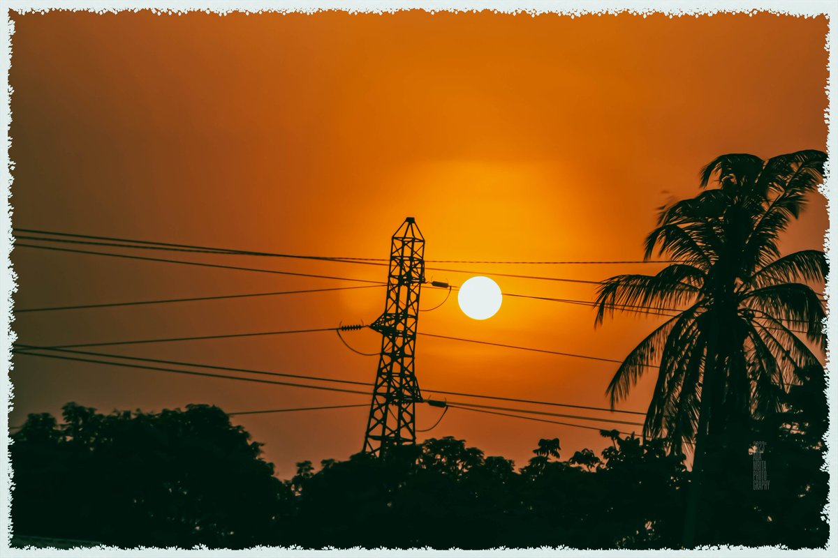 adambita237's tweet photo. Bonjour à tous,
Pour un mois de Février ensoleillé
08.02.2023
Magnifique couché de soleil sur la ville de Yaoundé 📸
Balade au coucher du soleil en Afrique.
Découvrir l'Afrique ➡😱🌇
#mboapic #street #streetphotographer
#streetphoto #sunsethunters #sunset🌅
#BaladeEnAfrique https://t.co/ULNH114IB4