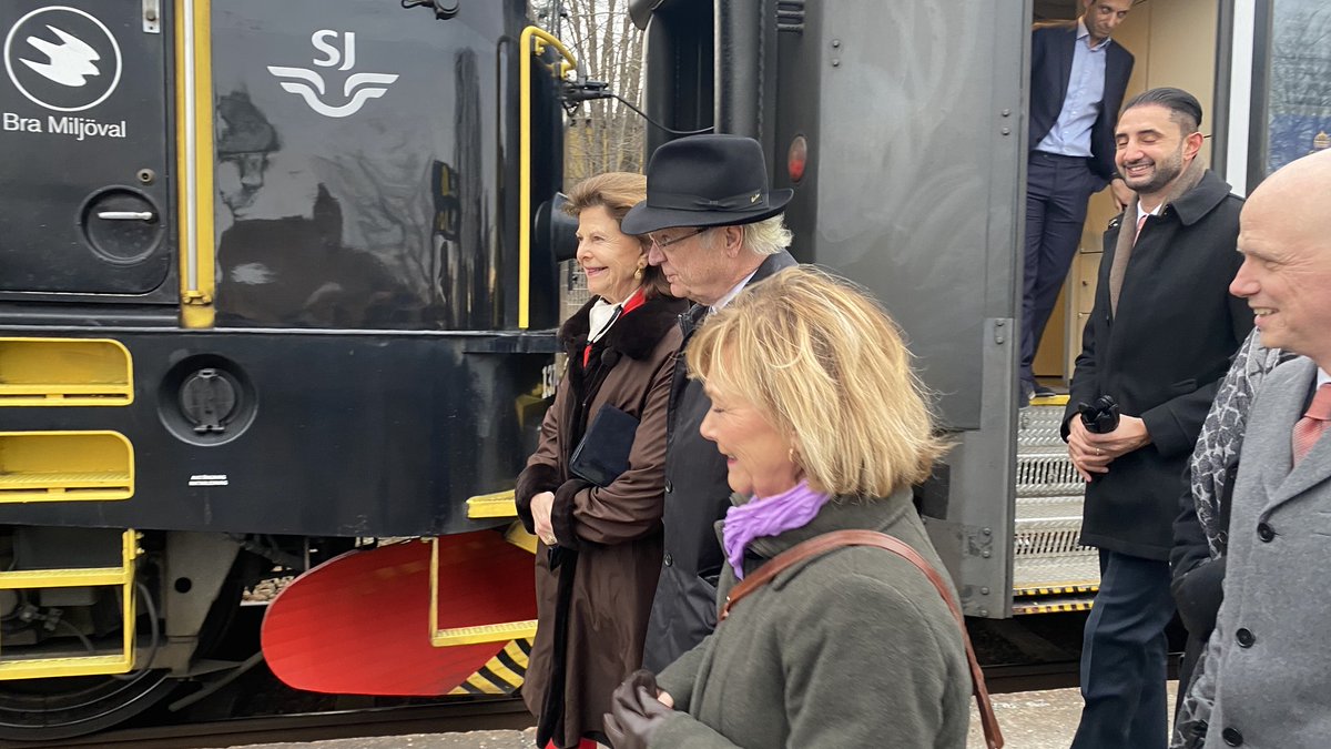 Kungaparet har nu stigit av tåget i Nyköping. Vi liverapporterar från besöket i residensstaden, och 13.30 sänder vi även live-tv när kungaparet ska på rundvandring i stan.
sn.se/nyheter/livera…