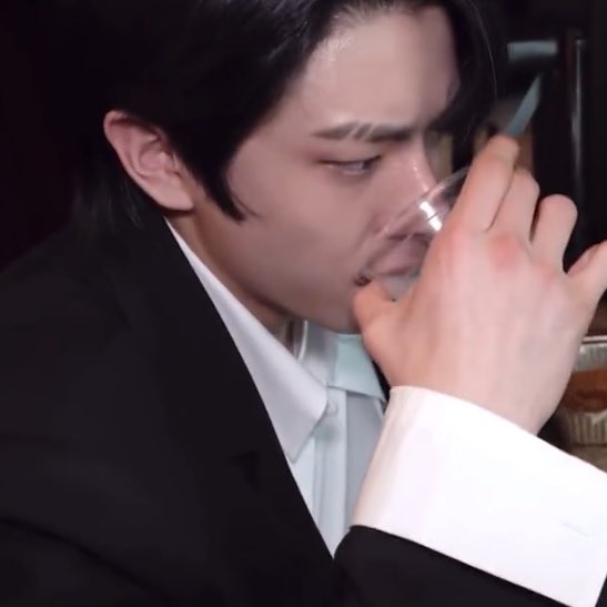vvanessasim's tweet photo. #.ผมดำ #.ทรงคอมม่า #.คิ้วบาก เจคยุคดรั้งเดสไม่แพ้ใคร 😭😭😭🤟🏻 https://t.co/6UHJhx5Kit