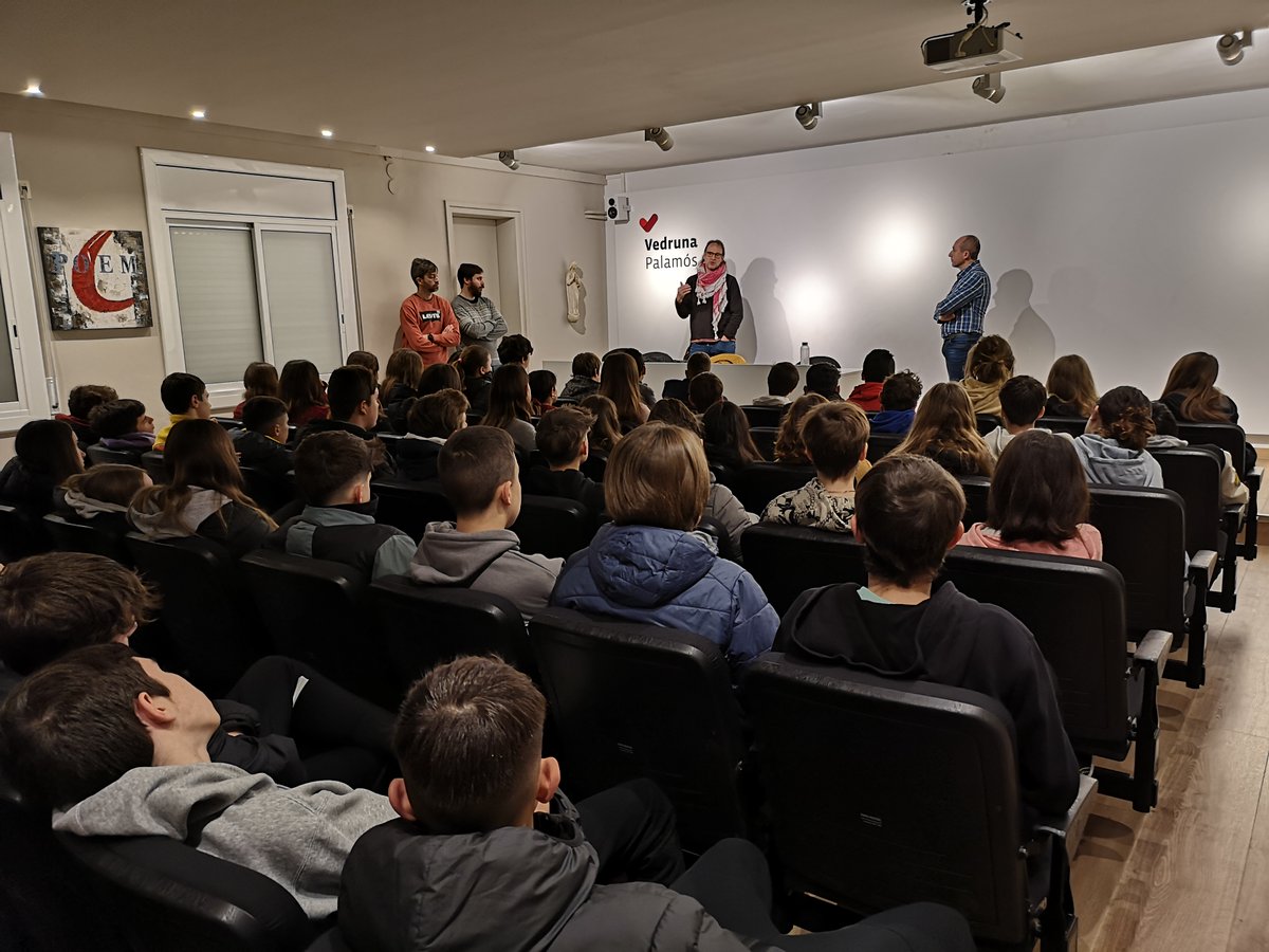 Ajuntament de Palamós (@ajpalamos) on Twitter photo L'alcalde i el tècnic de Participació Ciutadana de l'<a href="/AjPalamos/">Ajuntament de Palamós</a> han visitat aquest matí els alumnes de 2n d'ESO de l'escola <a href="/vedrunapalamos/">Vedruna Palamós</a> per a fer el seguiment d'un projecte que vol seguir fomentant els noms de dona als carrers de Palamós 🫶
#Palamós L'alcalde i el tècnic de Participació Ciutadana de l'<a href="/AjPalamos/">Ajuntament de Palamós</a> han visitat aquest matí els alumnes de 2n d'ESO de l'escola <a href="/vedrunapalamos/">Vedruna Palamós</a> per a fer el seguiment d'un projecte que vol seguir fomentant els noms de dona als carrers de Palamós 🫶
#Palamós
