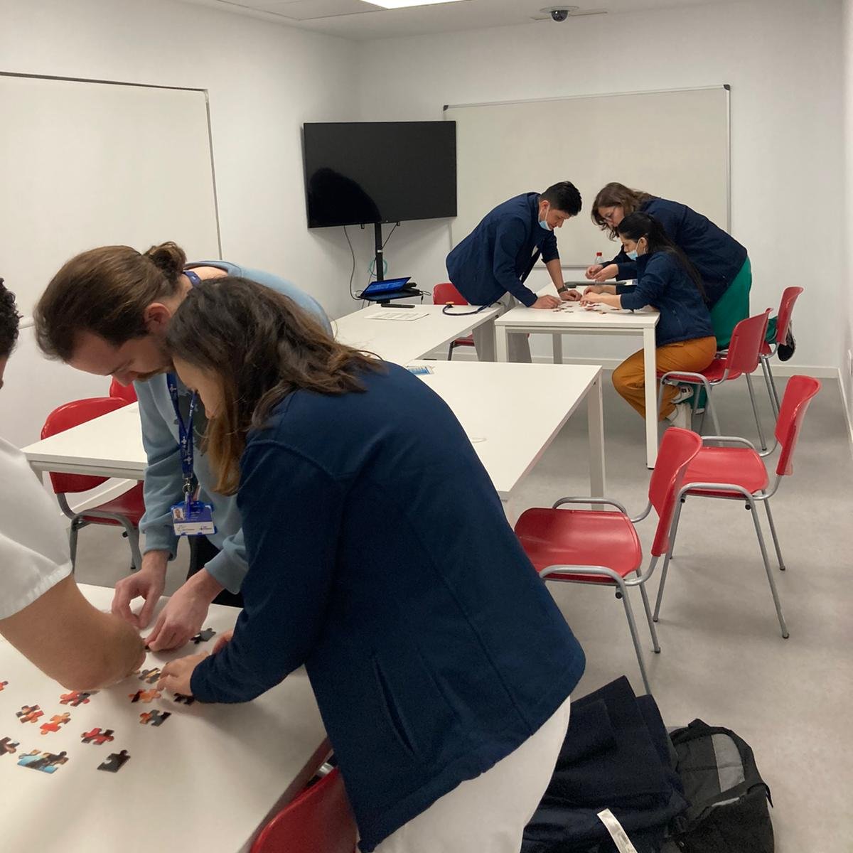 SimulacioVH's tweet photo. En la sessió d'aquesta setmana del programa SIM-UCI s'ha treballat el lideratge amb la col·laboració dels adjunts del Servei de #MedicinaIntensiva de @vallhebron. Gràcies per la vostra feina, sense la vostra implicació no seria possible! 🤗 https://t.co/z5ezaHpzaT