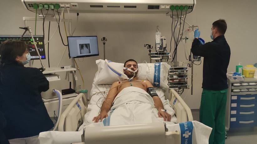 SimulacioVH's tweet photo. En la sessió d'aquesta setmana del programa SIM-UCI s'ha treballat el lideratge amb la col·laboració dels adjunts del Servei de #MedicinaIntensiva de @vallhebron. Gràcies per la vostra feina, sense la vostra implicació no seria possible! 🤗 https://t.co/z5ezaHpzaT