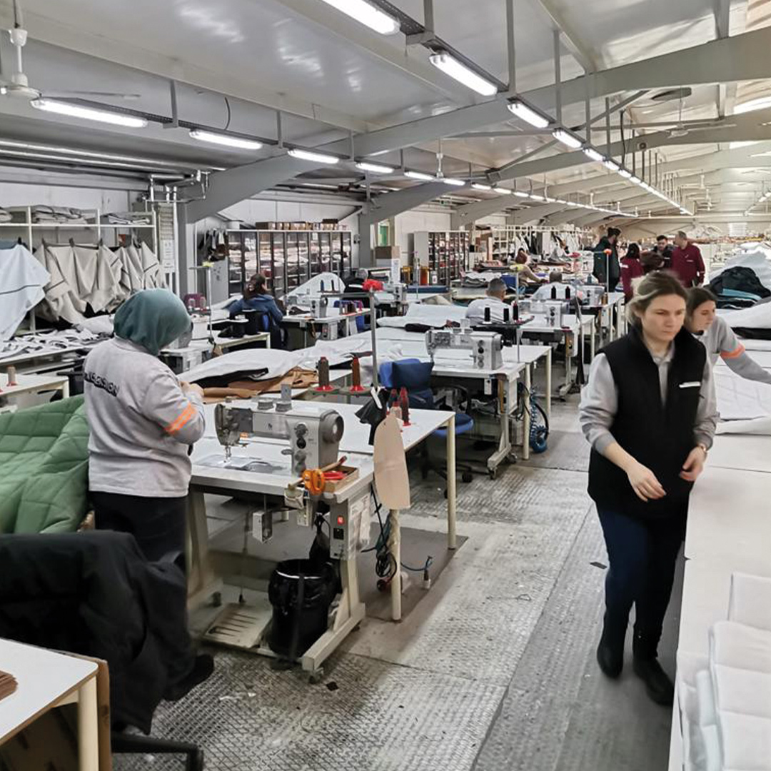 Koleksiyon's tweet photo. Koleksiyon ailesi olarak, elbirliğiyle deprem bölgesine destek sağlayacak çözümler üretmeye devam ediyoruz.

Tekirdağ Fabrikamızda ürettiğimiz yorgan, battaniye ve yatakların ilk partisinin tamamı deprem bölgesindeki ihtiyaç sahiplerine ulaştırıldı. https://t.co/enCMzrZPSf