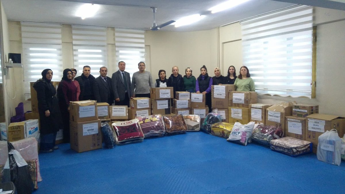 Şehzadeler Halk Eğitim Merkezi Müdürlüğü tarafından depremin meydana geldiği bölgede yaşayan vatandaşlarımıza gönderilmek üzere ayni yardımlar,idareci,öğretmen ve personeller tarafından paketlenerek yola çıktı
<a href="/BayramISIK45/">Bayram Işık</a> <a href="/HalkSehzadeler/">Şehzadeler Halk Eğitimi Merkezi</a> <a href="/IlyasKayaokay/">İlyas KAYAOKAY</a> <a href="/mtire45/">Mustafa TİRE</a> <a href="/Orhanel93371176/">Orhan Çelik</a>