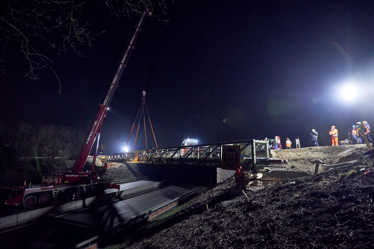 uptownBasel's tweet photo. Neue Rohrleitungsbrücke für künftigen Wärmeverbund Birsstadt montiert🚀👏
#PrimeoEnergie #uptownBasel #ErneuerbareEnergien #Birsstadt #Zukunft #Gemeinsamvorwärts https://t.co/OndqRzb1Gs