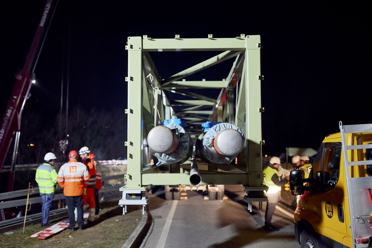 uptownBasel's tweet photo. Neue Rohrleitungsbrücke für künftigen Wärmeverbund Birsstadt montiert🚀👏
#PrimeoEnergie #uptownBasel #ErneuerbareEnergien #Birsstadt #Zukunft #Gemeinsamvorwärts https://t.co/OndqRzb1Gs