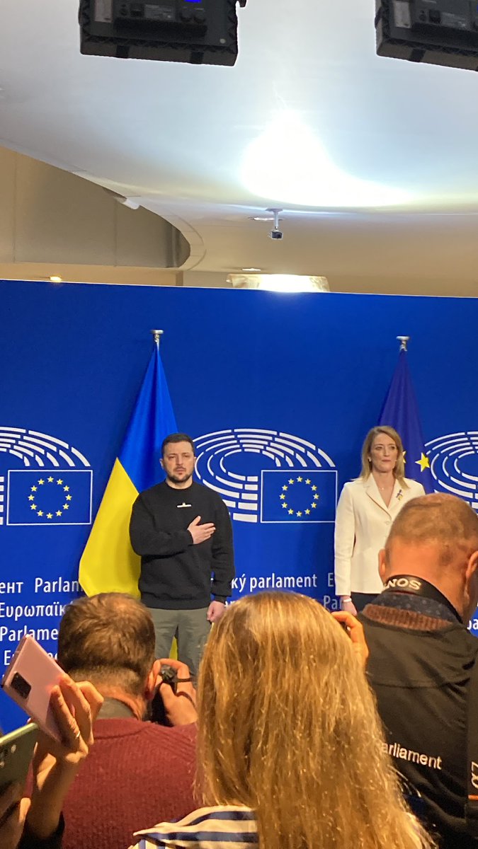 El presidente ucranio, Volodímir Zelenski, ya está en el Parlamento Europeo de Bruselas. “Gracias por vuestro apoyo”, ha dicho alos medios antes de escuchar el himno ucranio junto con la presidenta de la Eurocámara, @EP_President Roberta Metsola