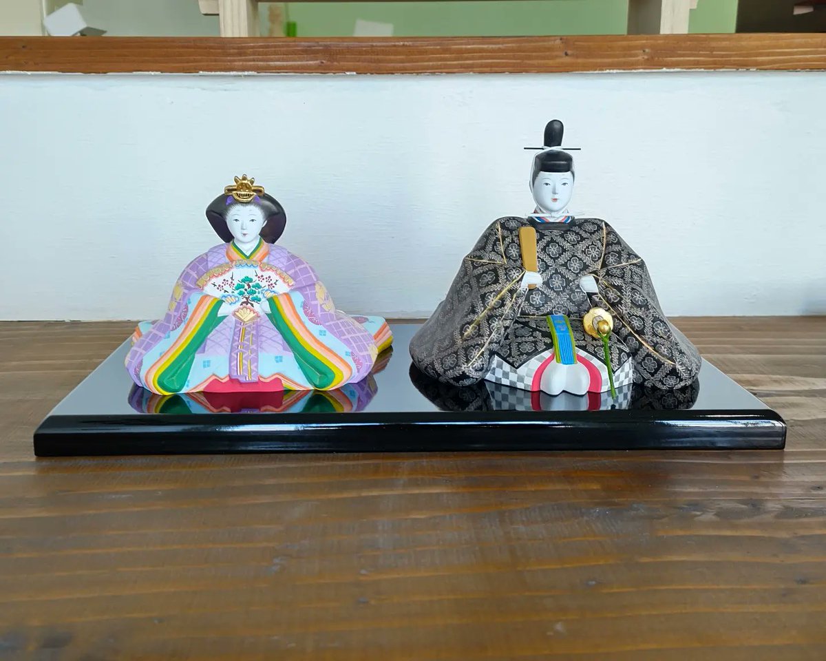 ishidaningyo's tweet photo. 雛人形の絵付けをしました。
男雛は冠までの高さ11.5cm、女雛は、高さ9.5cmです。
男雛は模様を描いた後、その模様を避けて、黒の着物地色を塗りました。仕上げに模様上から薄墨を塗って仕上げてます。
頭部は、絵付け完成後に挿し込み取り付けてます。
#雛人形 #お雛様 https://t.co/l7RUdTSLLo