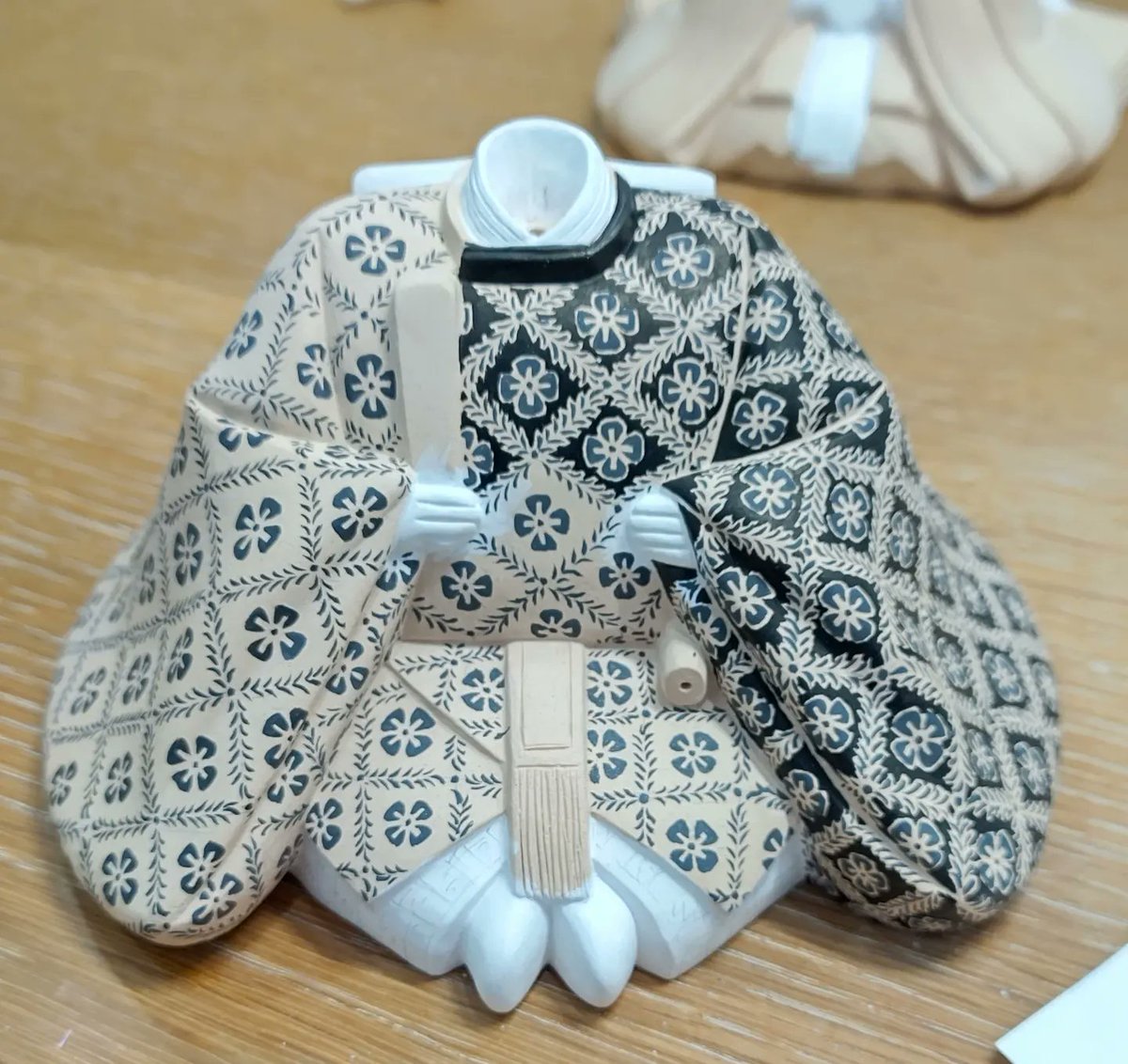 ishidaningyo's tweet photo. 雛人形の絵付けをしました。
男雛は冠までの高さ11.5cm、女雛は、高さ9.5cmです。
男雛は模様を描いた後、その模様を避けて、黒の着物地色を塗りました。仕上げに模様上から薄墨を塗って仕上げてます。
頭部は、絵付け完成後に挿し込み取り付けてます。
#雛人形 #お雛様 https://t.co/l7RUdTSLLo