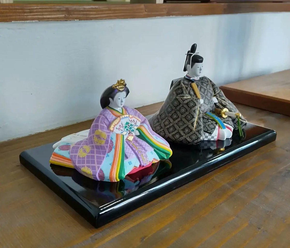 ishidaningyo's tweet photo. 雛人形の絵付けをしました。
男雛は冠までの高さ11.5cm、女雛は、高さ9.5cmです。
男雛は模様を描いた後、その模様を避けて、黒の着物地色を塗りました。仕上げに模様上から薄墨を塗って仕上げてます。
頭部は、絵付け完成後に挿し込み取り付けてます。
#雛人形 #お雛様 https://t.co/l7RUdTSLLo
