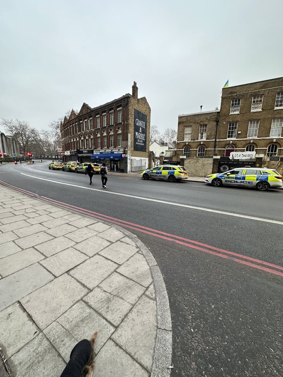 lordfortoroy's tweet image. 5 @metpoliceuk teams at the local @GAILsBakery on #southlambeth #vauxhall #nineelms but to busy to investigate the 6 parcel thefts that happened in the same building this week