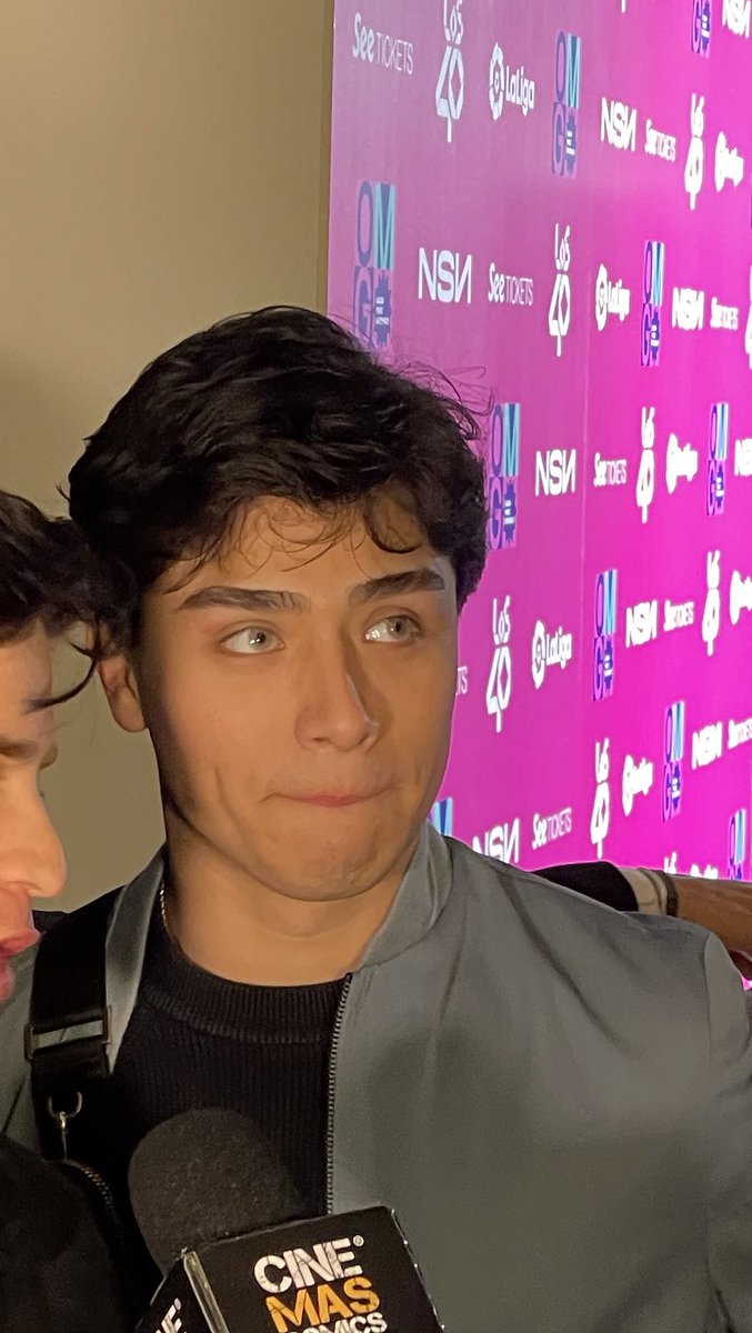 emartineeez's tweet photo. Cuando te preguntan que cantes una cancion de Aitana🤣 https://t.co/dtIyjJ2vQe