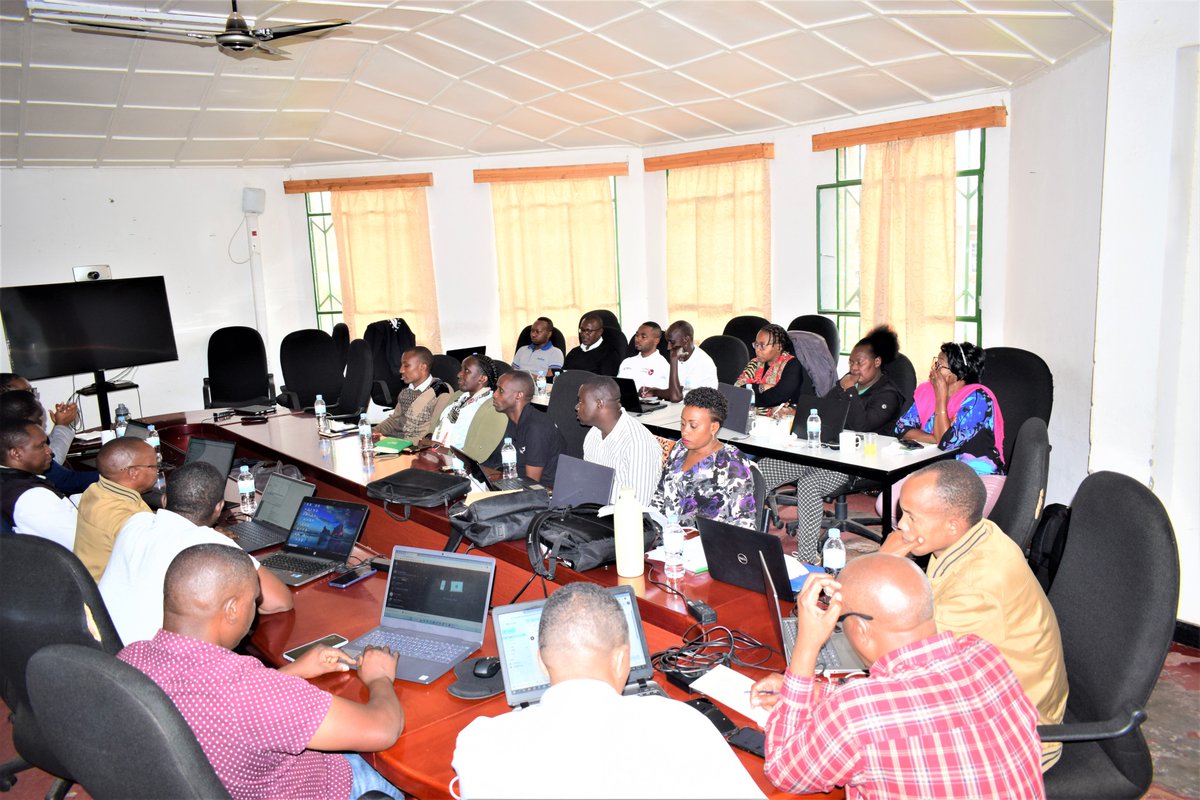 Pig value chain players are discussing standard operating procedures for managing semen donor boars, collecting, evaluating, and processing pig semen, as well as standard operating procedures for handling pig semen and artificial insemination.