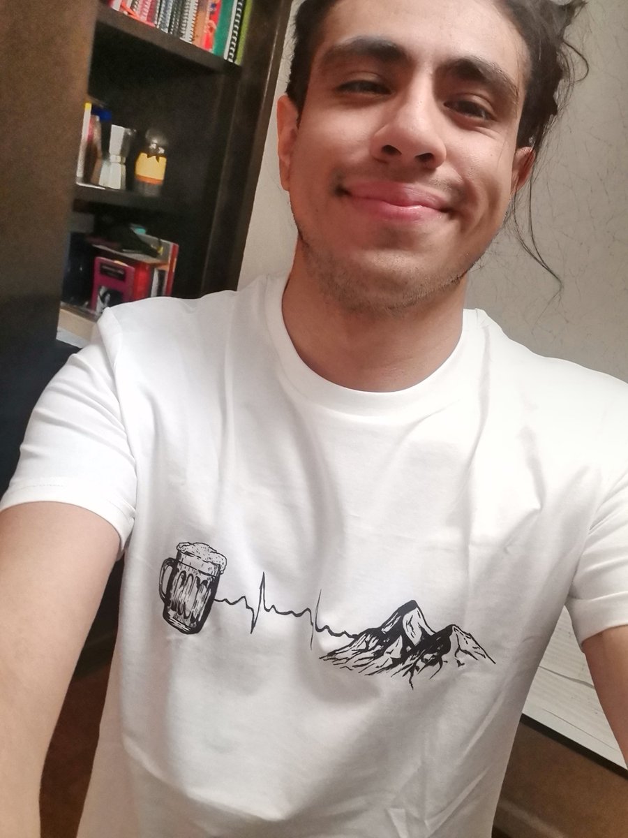 Bueno muchos altos y bajos. Hoy un alto peeero también un bajo muy profundo. Pfff muchos sentimientos encontrados. Mientras una foto mía con mi primer regalo de cumpleaños. Desde Viena ❣️