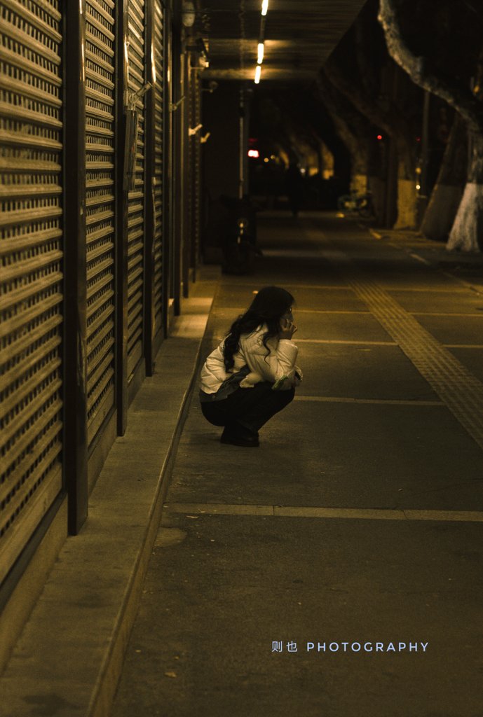 当年我妈教我用勺子吃饭，我学不会，她打我，现在我教她用手机，她学不会，还打我……