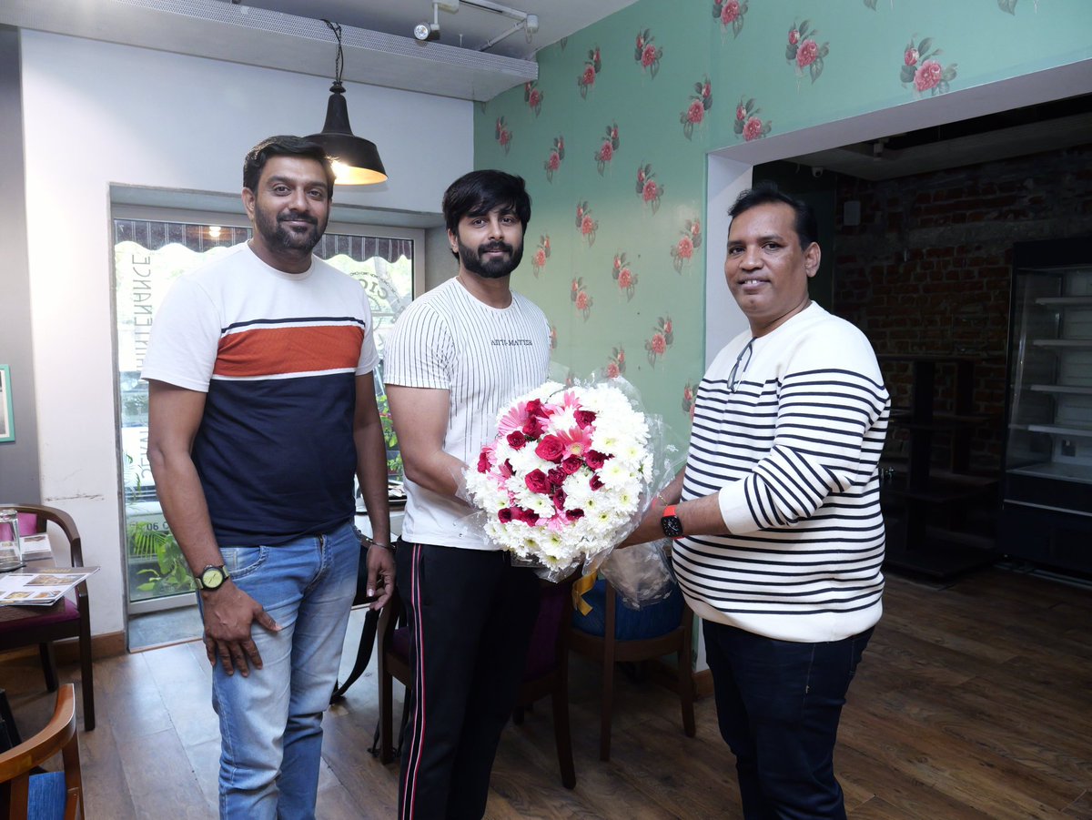 TeamAshwinKumar's tweet photo. It's official @dirarvindh is teaming up with our man @i_amak for his next ❤️
Sending best wishes and lots of love to the entire team of #AshwinKumar04 ❤️🧿

@i_amak @zhenstudiosoffl @arnstudios

#AshwinKumar | #Ashwin04 https://t.co/9H9hBjRd8e