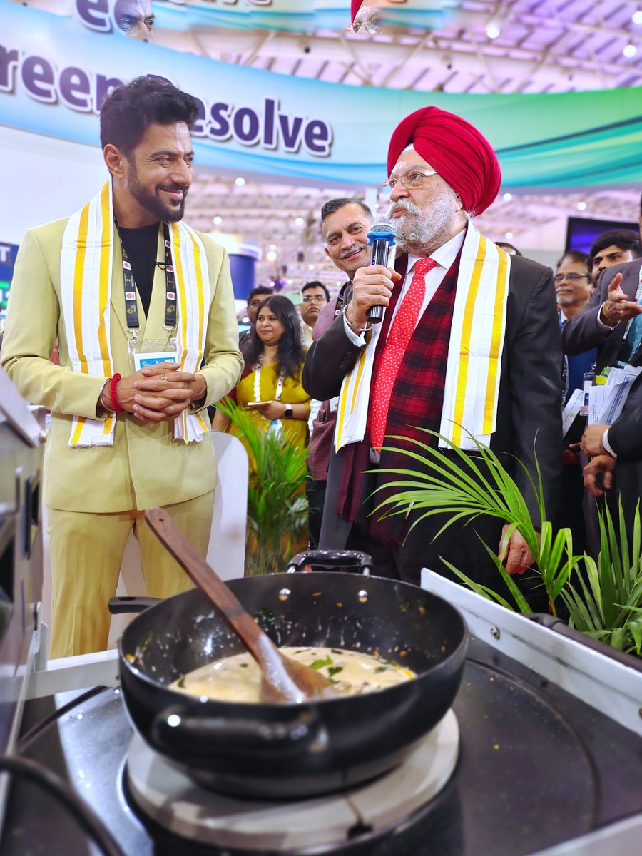 ranveerbrar's tweet image. Sustainability is a practice, not just a choice. Happy to be a Co-champion in this pathbreaking endeavour by @IndianOilcl

An exciting experience and privilege to be the first chef to cook on the very efficient, Hybrid Indoor Solar Cook top.