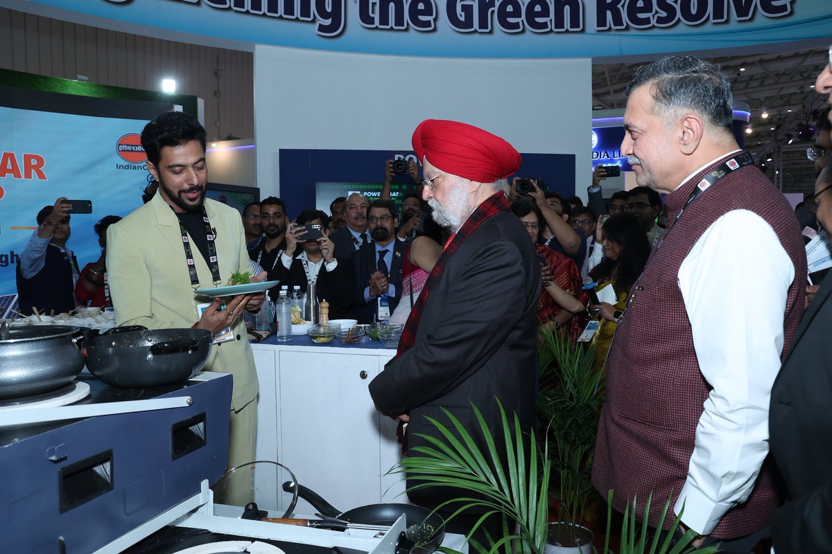 ranveerbrar's tweet image. Sustainability is a practice, not just a choice. Happy to be a Co-champion in this pathbreaking endeavour by @IndianOilcl

An exciting experience and privilege to be the first chef to cook on the very efficient, Hybrid Indoor Solar Cook top.