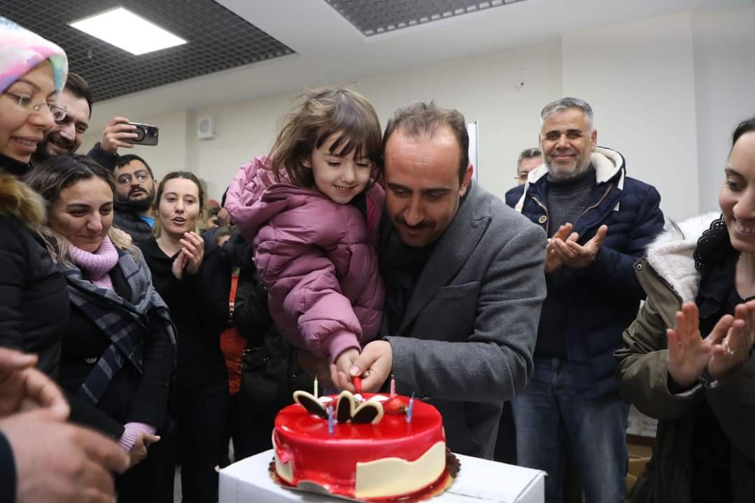 bpthaber's tweet photo. Kahramanmaraş'ta enkazdan kurtarılan 5 yaşındaki Mira'nın doğum günü kutlandı. https://t.co/Hygy1ng7El
