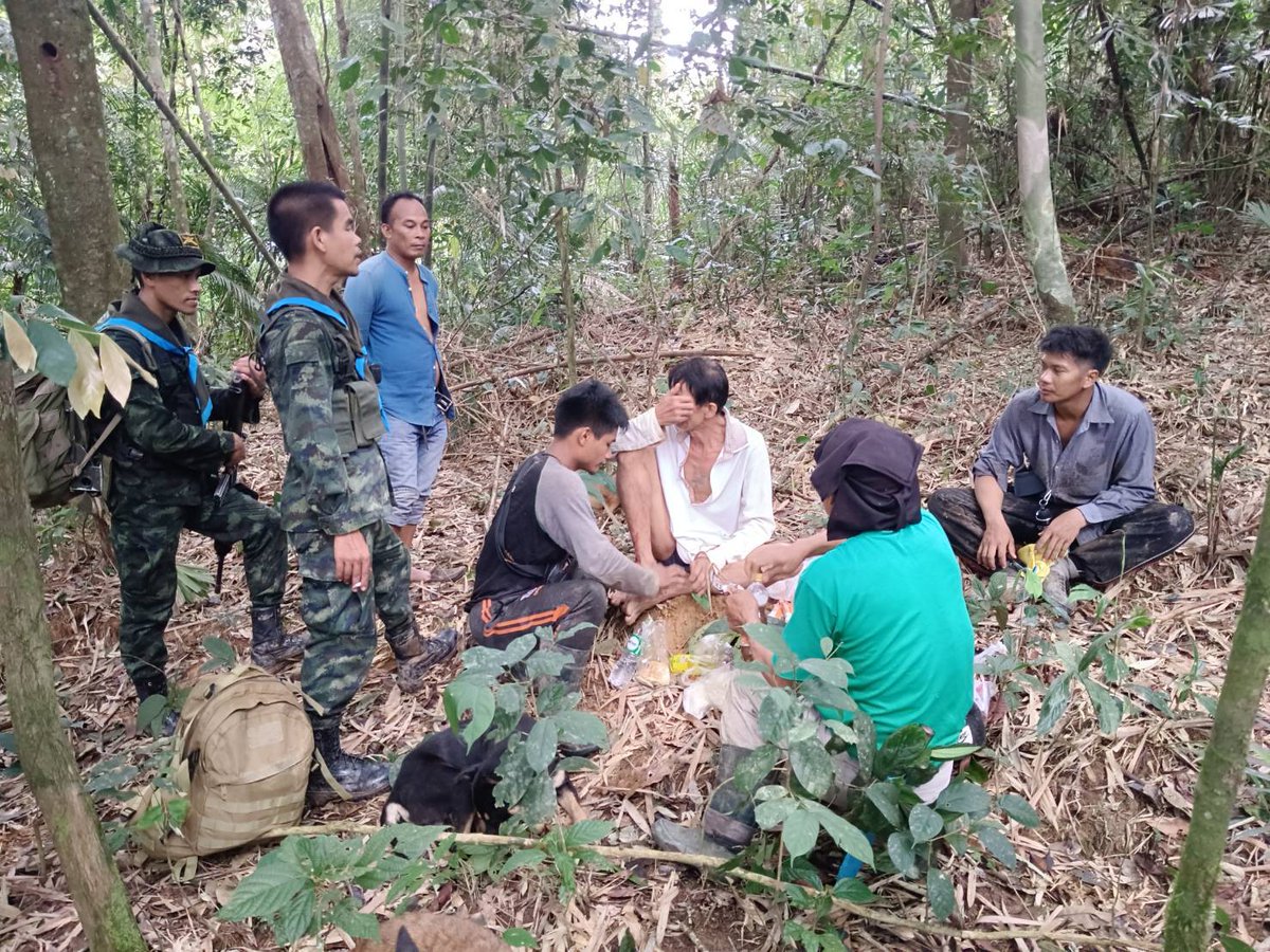 INFANTRY1522's tweet photo. พบแล้ว‼️ ชาวบ้านพลัดหลงป่า 6 วัน
 รอยต่อชายแดน 🇹🇭🇲🇾 ไทยมาเลเซีย
ซึ่งหายตัวไปตั้งแต่วันที่ 3 ก.พ.66 ที่ผ่านมา จึงได้ประสานขอความช่วยเหลือมายังเจ้าหน้าที่ให้ช่วยค้นหา อ่านต่อ..
https://t.co/XjKAYbDcwD https://t.co/UaEByQ5uap
