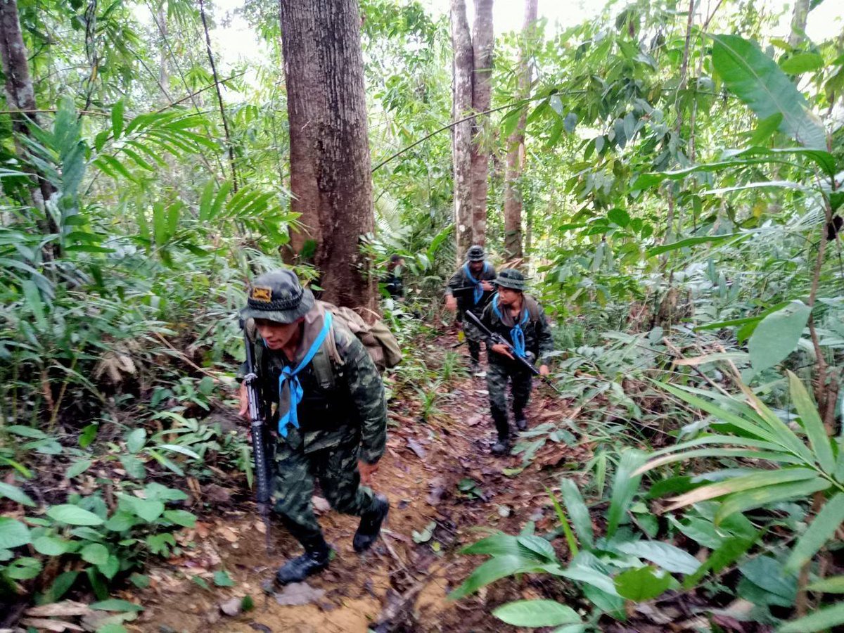 INFANTRY1522's tweet photo. พบแล้ว‼️ ชาวบ้านพลัดหลงป่า 6 วัน
 รอยต่อชายแดน 🇹🇭🇲🇾 ไทยมาเลเซีย
ซึ่งหายตัวไปตั้งแต่วันที่ 3 ก.พ.66 ที่ผ่านมา จึงได้ประสานขอความช่วยเหลือมายังเจ้าหน้าที่ให้ช่วยค้นหา อ่านต่อ..
https://t.co/XjKAYbDcwD https://t.co/UaEByQ5uap
