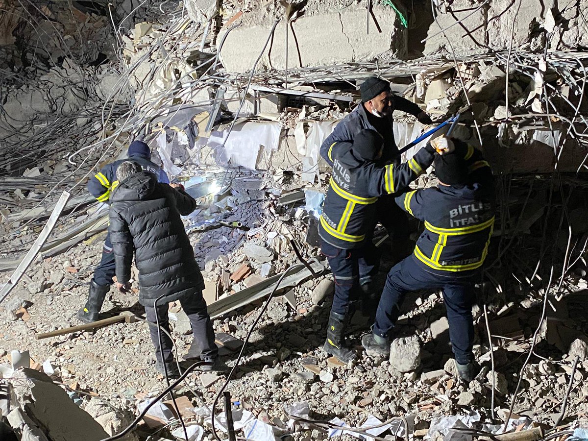 Ntanglay's tweet photo. Ekiplerimiz Malatya #deprem bölgesinde arama-kurtarma faaliyetlerine aralıksız devam ediyor. 

Tüm imkanlarımızla seferber olmuş durumdayız. Temennimiz bu felaketin yaralarını bir an önce sarabilmek. Allah yardımcımız olsun. Dualarımız aziz milletimizle. https://t.co/hu55AXCcCH