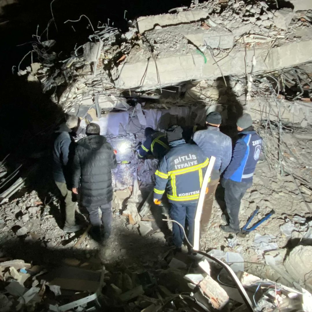 Ntanglay's tweet photo. Ekiplerimiz Malatya #deprem bölgesinde arama-kurtarma faaliyetlerine aralıksız devam ediyor. 

Tüm imkanlarımızla seferber olmuş durumdayız. Temennimiz bu felaketin yaralarını bir an önce sarabilmek. Allah yardımcımız olsun. Dualarımız aziz milletimizle. https://t.co/hu55AXCcCH