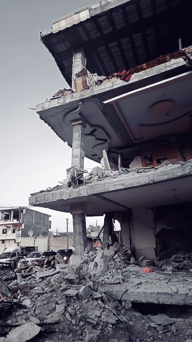 بمبادرات شعبوية وبسواعد فرق الدفاع المدني فقط ما زالت فرق الإنقاذ وبجهود جبارة  مستمرة للبحث في الانقاض منذ بداية الكارثة والعمل مستمر في جميع ارجاء المناطق #المنكوبة و #المتضررة في #الشمال_السوري
صور التقطتها مساء البارحة في مدينة #جنديرس التي ألَمت بها كارثة وفاجعة كبيرة حرفياً