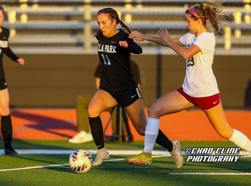 Highschoolsptph's tweet photo. 1st RD Women's CIF Soccer: Villa Park vs JSerra at Fred Kelly Stadium. Villa Park jumps to the early lead 2-0 in the 1st half, 2nd half JSerra bounces back 2-2, with mins to go VP scores the game-winning point to win the game 3-2. #womensoccer https://t.co/i61aaAFgHR